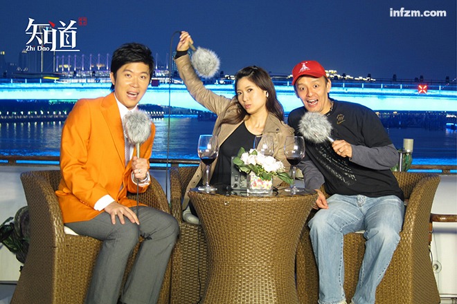 广州亚运船上节目现场，头戴红色帽子的为讲波佬何辉。 （何辉/供图）